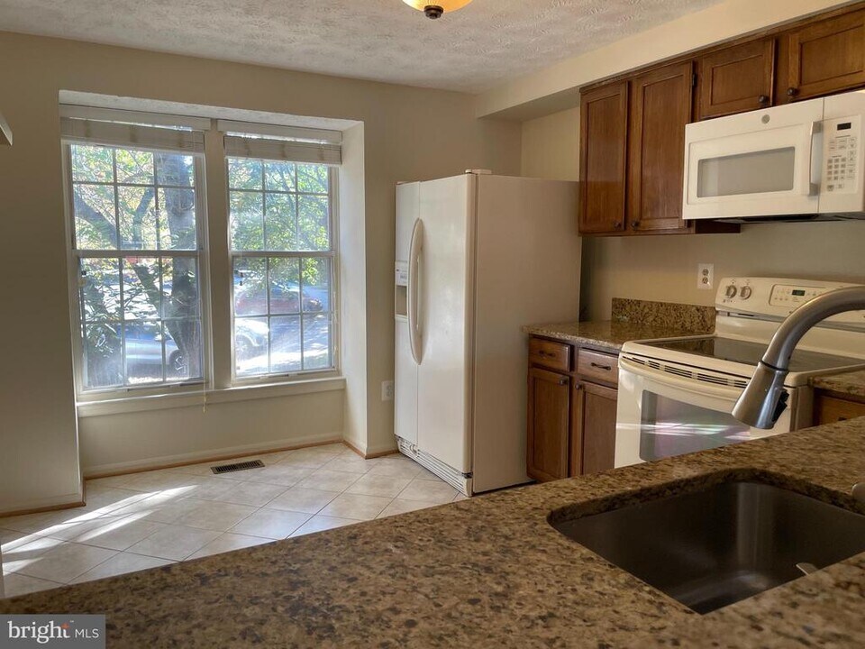 874 Flagler Dr in Gaithersburg, MD - Building Photo