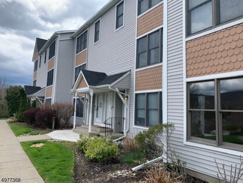 64 Heritage Ln in Hamburg, NJ - Building Photo