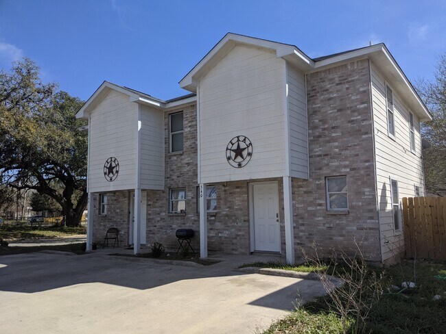 540 Waco St, Unit 540B in Pleasanton, TX - Building Photo - Building Photo