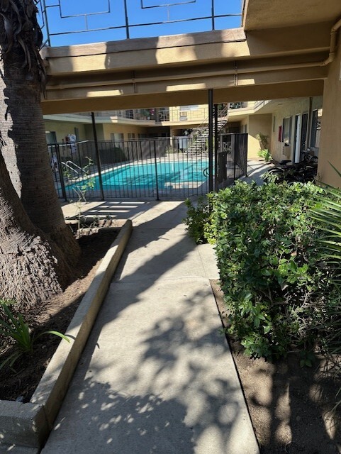Collinswood Apartments in Tarzana, CA - Foto de edificio - Building Photo
