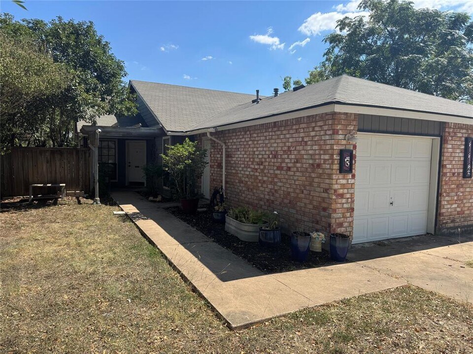 112 S Mockingbird Ln in Lockhart, TX - Building Photo