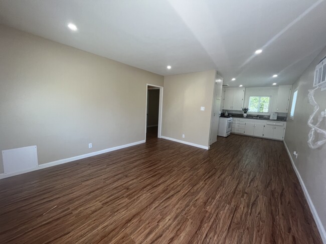 14121 Sylvan St, Unit 1/2 in Los Angeles, CA - Building Photo - Building Photo