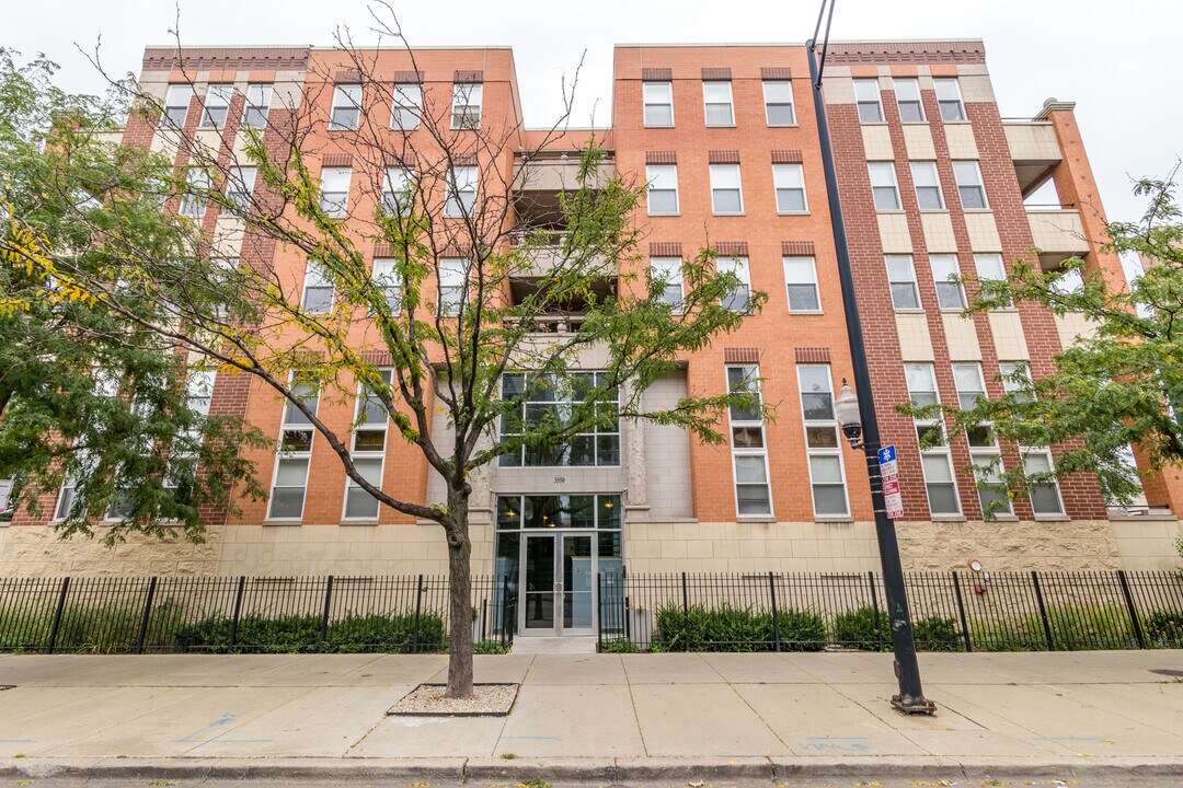 3550 W Montrose Ave in Chicago, IL - Building Photo
