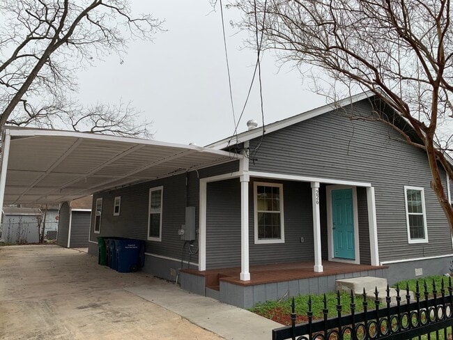 226 Douglas Way St in San Antonio, TX - Building Photo - Building Photo