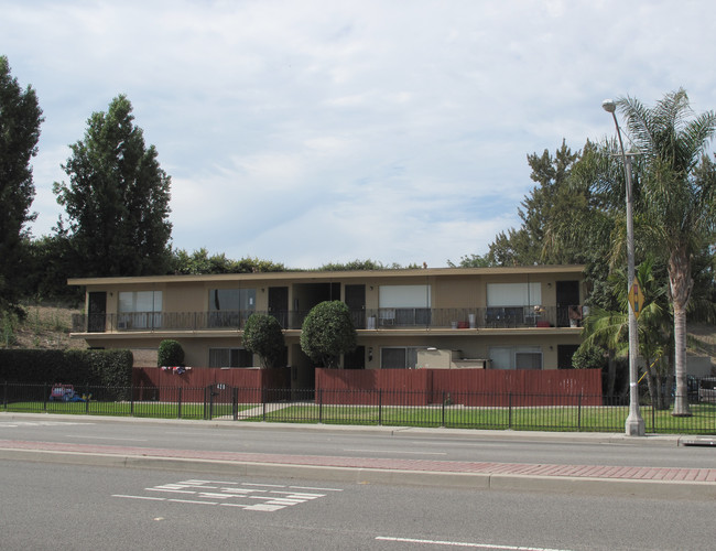 420 E Del Amo Blvd in Long Beach, CA - Foto de edificio - Building Photo