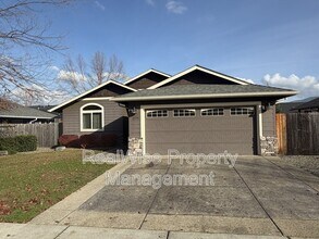 1575 SW Yucca Dr in Grants Pass, OR - Building Photo - Building Photo