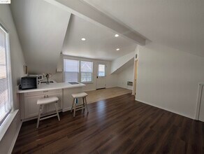 1021 Arlington Way in Brentwood, CA - Building Photo - Building Photo