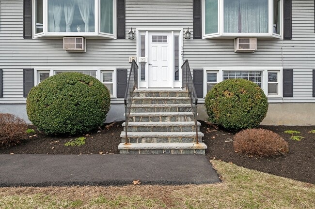 121 Cambridge Rd in Woburn, MA - Building Photo - Building Photo