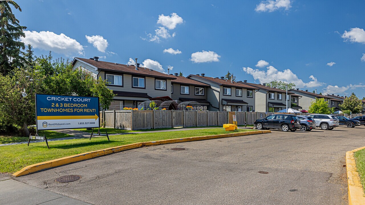 Cricket Court in Edmonton, AB - Building Photo