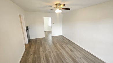 1120 E Fairview Blvd, Unit 1120 in Inglewood, CA - Foto de edificio - Building Photo