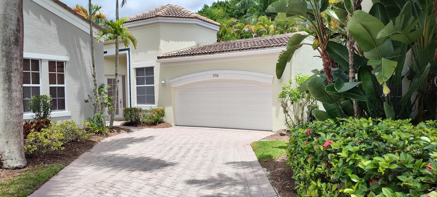 7715 Azalea Ct in West Palm Beach, FL - Building Photo