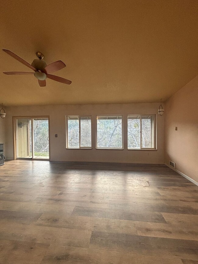 4388 Old Hwy 99 S in Ashland, OR - Building Photo - Building Photo