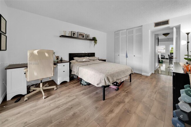 4011 N Meridian Ave, Unit 38 in Miami Beach, FL - Building Photo - Building Photo