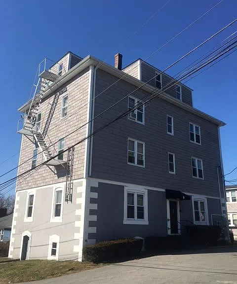 9 West St in Bristol, RI - Building Photo