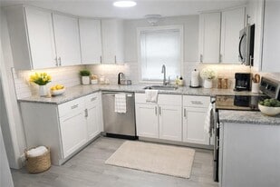 15 Rock St in Bristol, RI - Building Photo