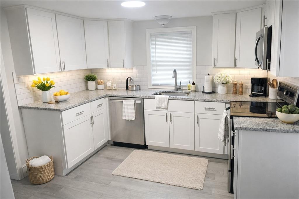 15 Rock St in Bristol, RI - Building Photo