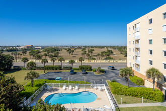 MAJESTY PALM CONDO in Satellite Beach, FL - Foto de edificio - Building Photo