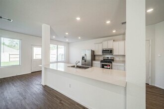 2118 Fisher Bnd Dr in Crosby, TX - Foto de edificio - Building Photo