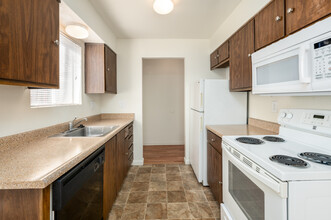 Granada Apartments in Yuba City, CA - Building Photo - Interior Photo