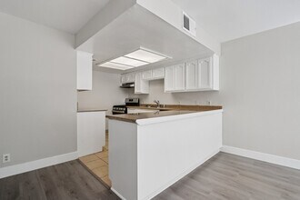 421 N Kenneth Rd, Unit 110 in Burbank, CA - Building Photo - Building Photo