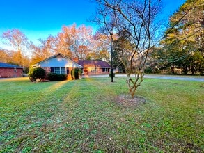 2401 Clematis Trl in Sumter, SC - Foto de edificio - Building Photo