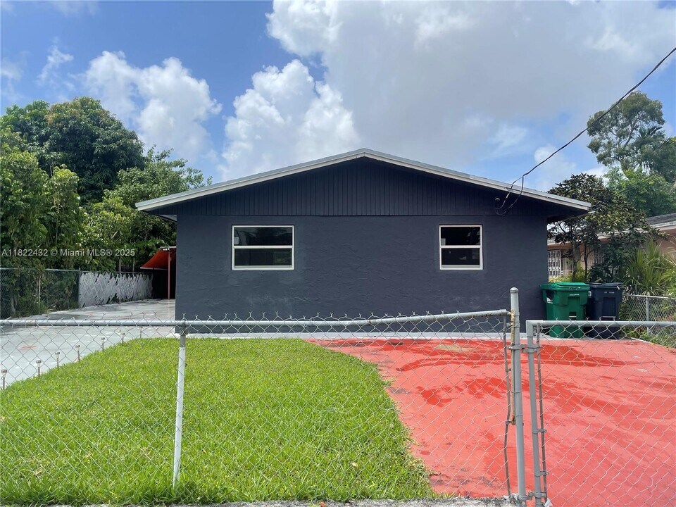 3338 NW 34th St in Miami, FL - Building Photo