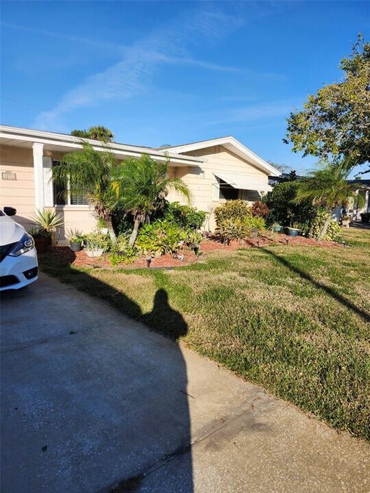 3251 Devonshire Dr in Holiday, FL - Building Photo