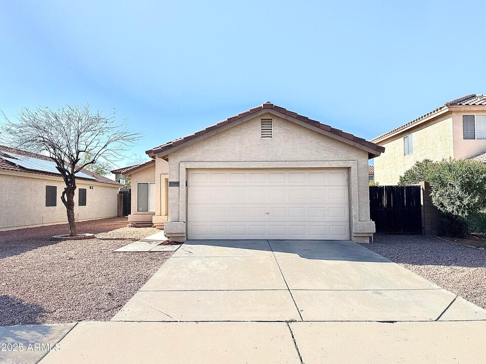 12649 W Laurel Ln in El Mirage, AZ - Building Photo