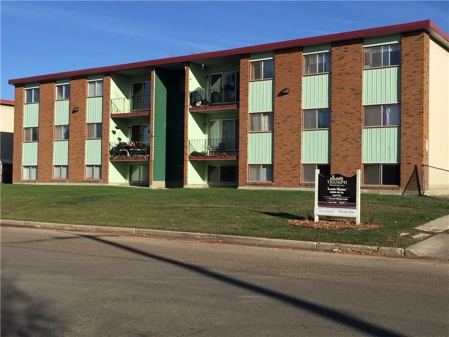 Lewis Court Apartments in Edmonton, AB - Building Photo