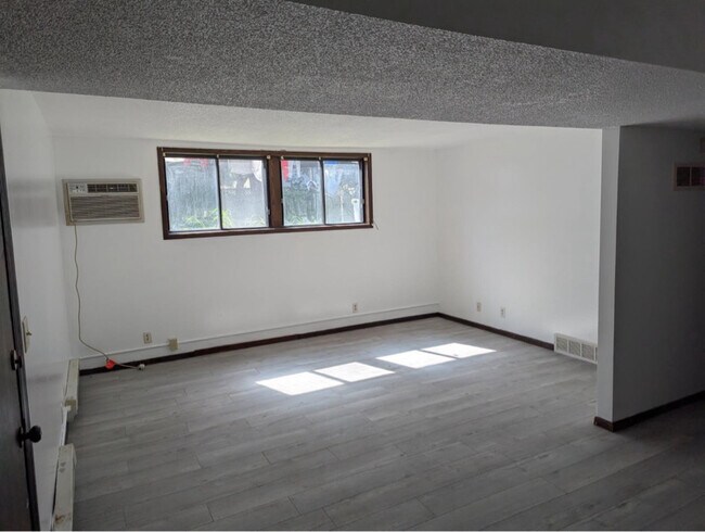 909 7th St in Howard Lake, MN - Foto de edificio - Building Photo