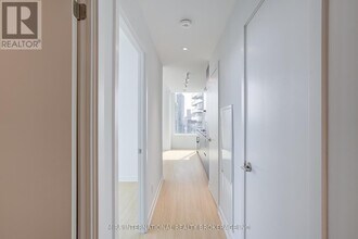 8-PH08 Wellesley St W in Toronto, ON - Building Photo - Building Photo