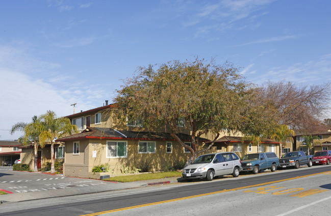 Alhambra Gardens Apartments in Santa Clara, CA - Foto de edificio - Building Photo