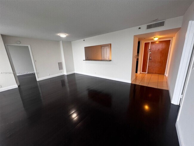 7601 E Treasure Dr, Unit 915 in North Bay Village, FL - Building Photo - Building Photo