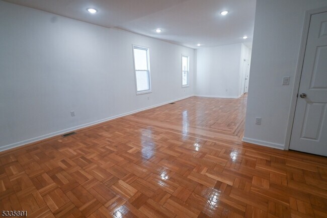 17 Broadman Pkwy-Unit -1 in Jersey City, NJ - Foto de edificio - Building Photo