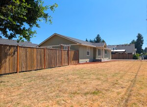 235 Irvington Dr in Eugene, OR - Building Photo - Building Photo