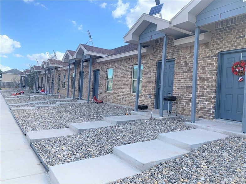 3300 N Moorefield Rd, Unit 8 in Mission, TX - Foto de edificio