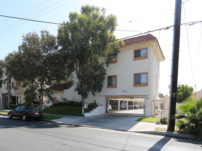 7110 Etiwanda Ave in Reseda, CA - Building Photo - Building Photo