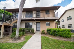 5254 Treetops Dr in Naples, FL - Building Photo