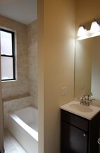 1303 W Columbia Ave in Chicago, IL - Foto de edificio - Building Photo