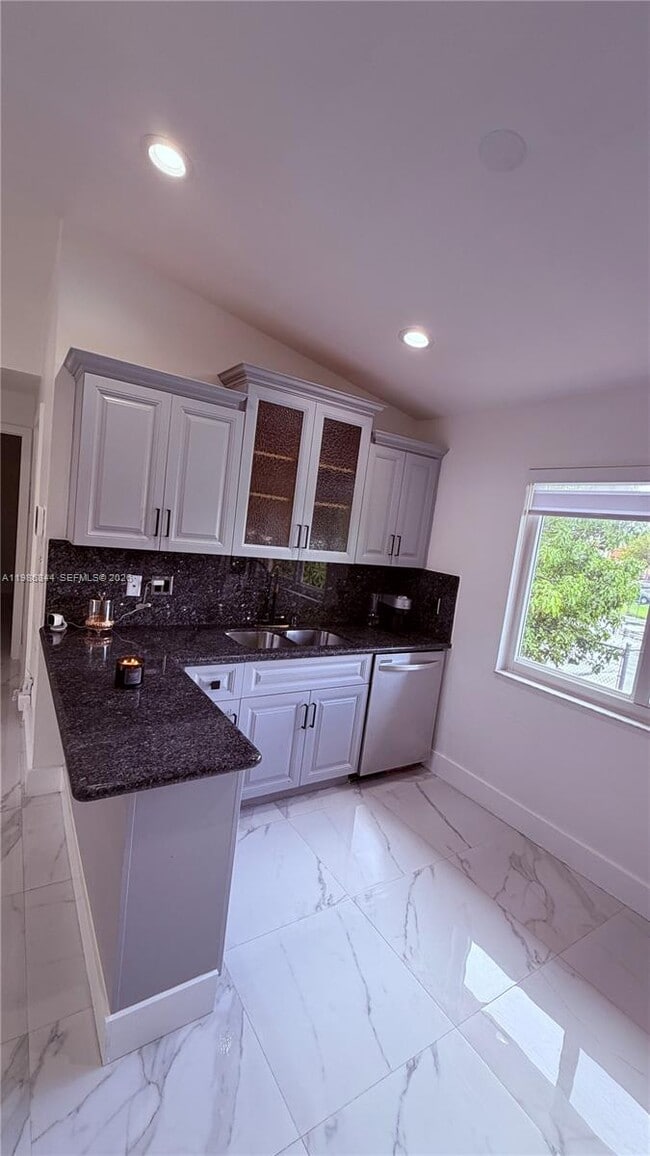 8033 Lake Dr in Doral, FL - Building Photo - Building Photo