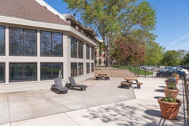 Manor Royal in Plymouth, MN - Foto de edificio - Building Photo
