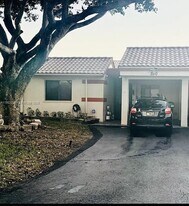 330 Lakeside Ct in Sunrise, FL - Building Photo