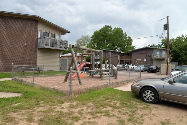 Maple Tree Apartments in Denver, CO - Building Photo - Building Photo