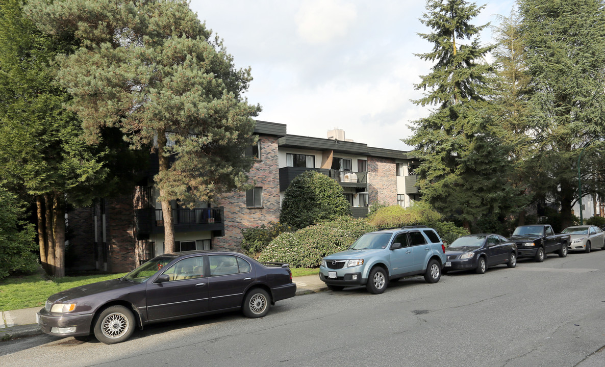 Amberlodge in Vancouver, BC - Building Photo