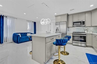 24 Jefferson Ave in Roosevelt, NY - Foto de edificio - Building Photo