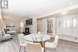 1821 Truscott Dr in Mississauga, ON - Building Photo - Building Photo