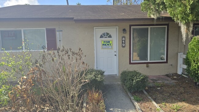 819 E Rosewood Ln in Tavares, FL - Foto de edificio - Building Photo