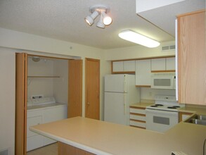 2861 Coral Ct, Unit 201 in Coralville, IA - Building Photo - Building Photo