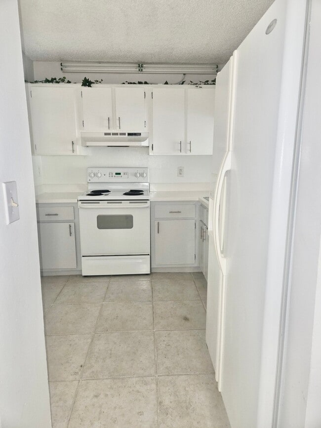 17000 NW 67th Ave, Unit 321 in Hialeah, FL - Building Photo - Building Photo