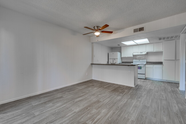 Solano Park Apartments in Phoenix, AZ - Building Photo - Interior Photo